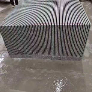 江苏芝麻白毛板荒料切割