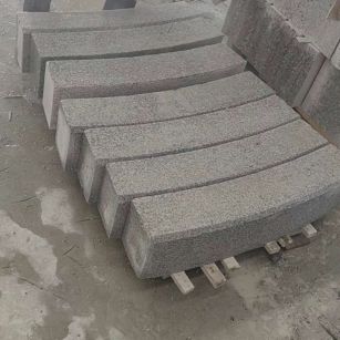 江苏芝麻白弧形路牙石