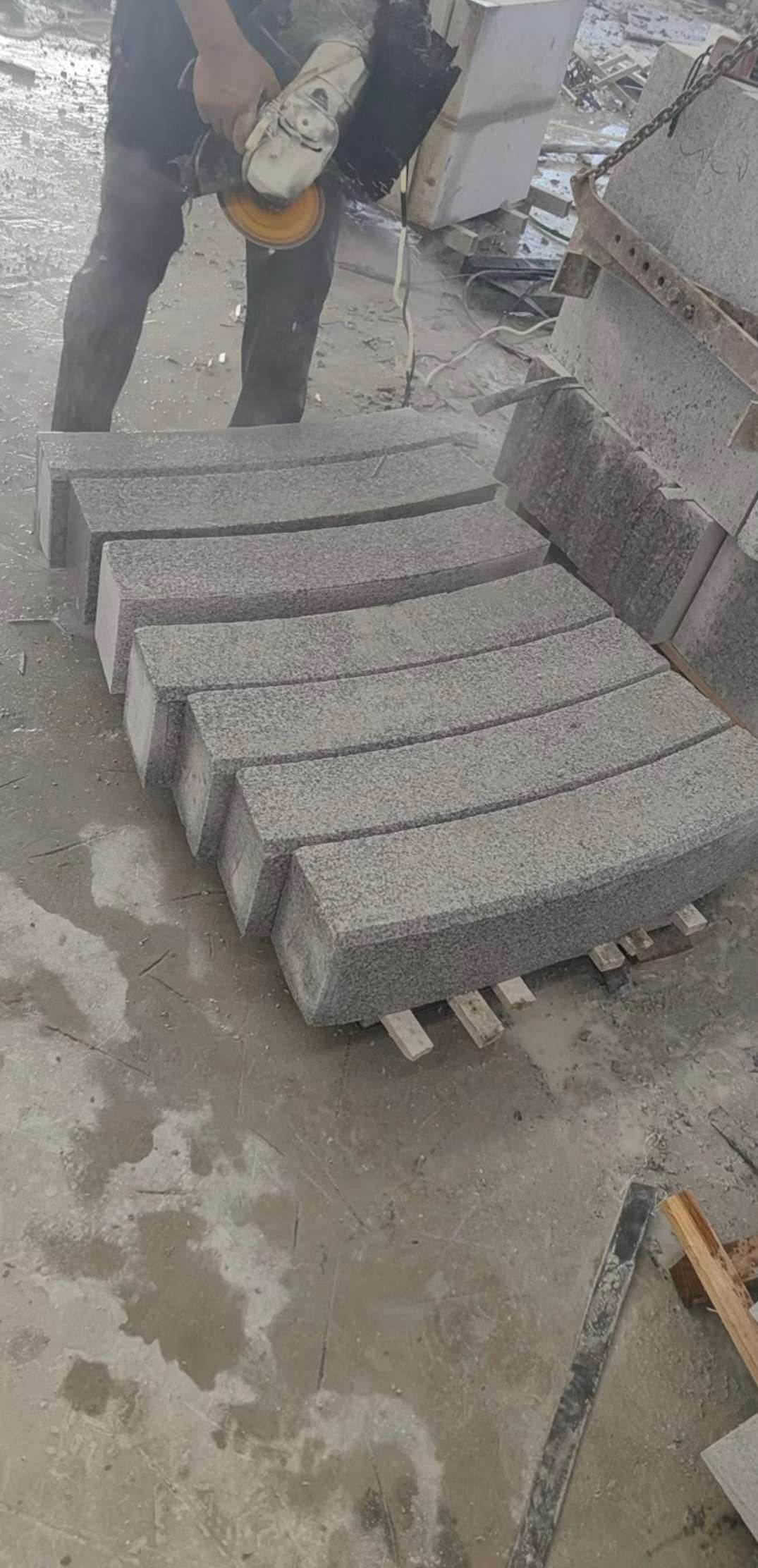 江苏芝麻白弧形路牙石