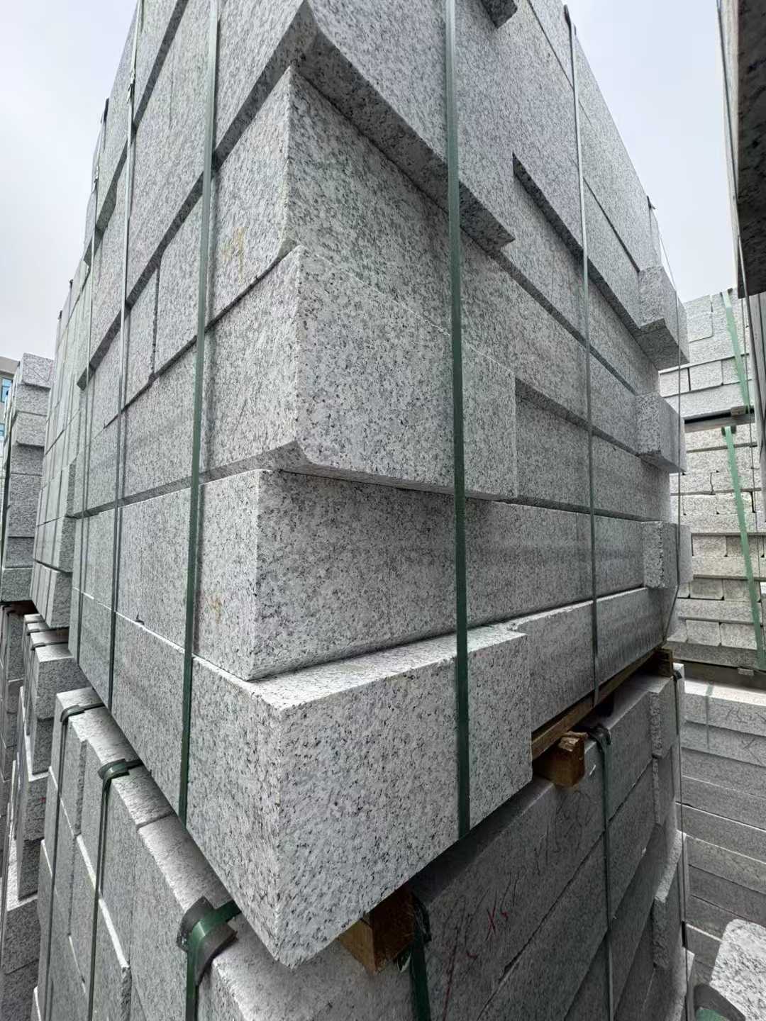 江苏芝麻白路牙石 马路牙子